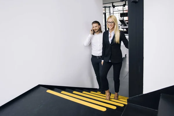 Jovem Casal Negócios Com Telefone Celular Nas Escadas Escritório — Fotografia de Stock