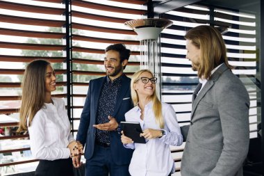 Modern ofis içinde gençlerin grup var takım toplantısı ve beyin fırtınası modern ofis