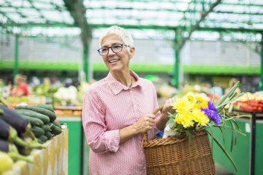 Buket çiçek sepeti piyasaya tutan üst düzey kadın portresi