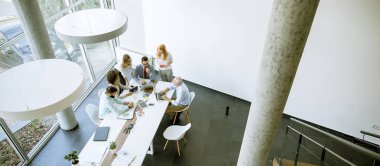 Ofiste çalışan iş adamları, üstten görünüm