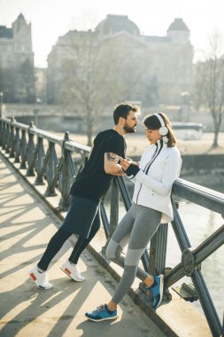 Genç yakışıklı çift eğitim kentsel çevre güneşli gün var