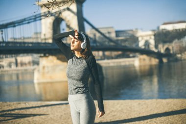 Genç kadın atlet egzersiz açık çalışan mola