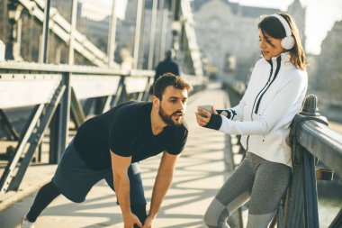 Genç yakışıklı çift eğitim kentsel çevre güneşli gün var