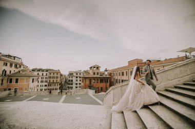 Roma, İtalya İspanyol merdivenlerde genç düğün çifti