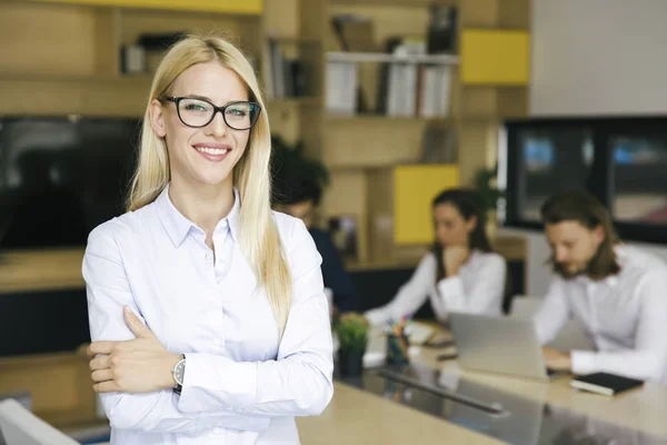 Portrait Young Business Woman Standing Office Other Young Business People — Stok Foto
