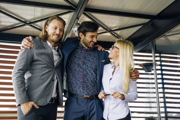 Abraçado Jovens Empresários Escritório Moderno — Fotografia de Stock