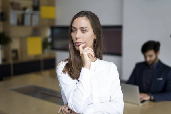 Porträtt Ung Affärskvinna Tänkande Office — Stockfoto