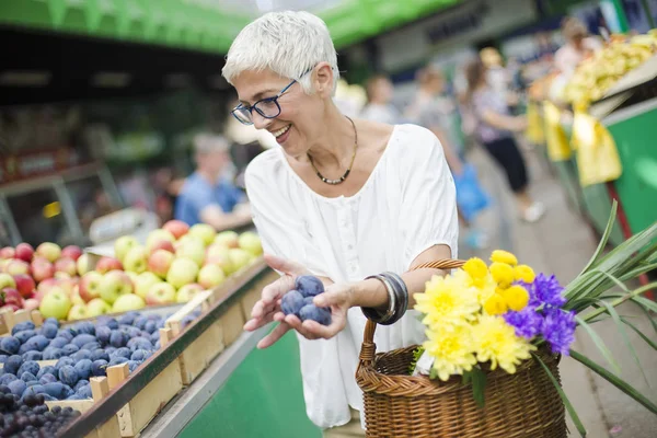 Porträtt Senior Kvinna Att Köpa Frukt Marknaden — Stockfoto