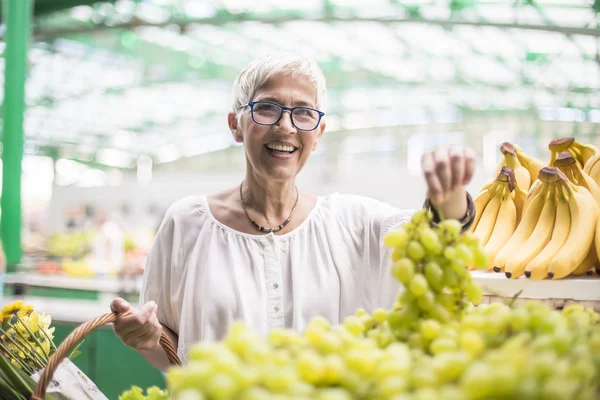 Portret Van Knappe Senior Vrouw Koopt Bananen Markt — Stockfoto