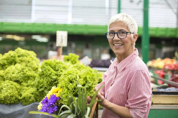 Ritratto Donna Anziana Tiene Cesto Con Fiori Compra Lattuga Sul — Foto Stock