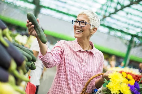 Porträtt Senior Kvinna Att Köpa Marknaden — Stockfoto