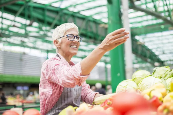 Senior Kvinna Säljer Ekologiska Grönsaker Marknaden — Stockfoto
