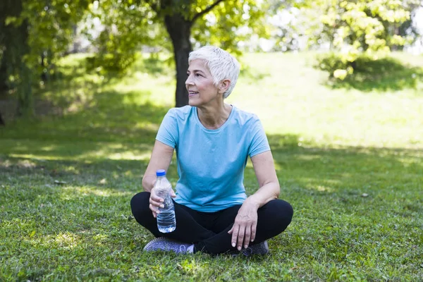 Seniorin Sitzt Nach Training Park Und Harrt Aus — Stockfoto