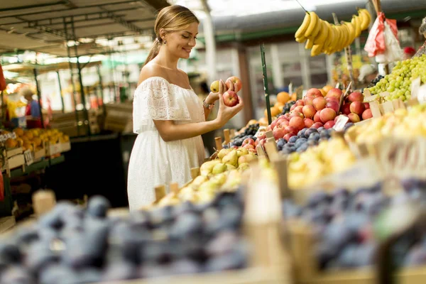 Bella Giovane Donna Che Compra Frutta Fresca Sul Mercato — Foto Stock