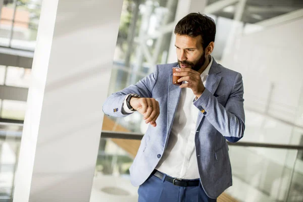 Hombre Negocios Traje Negocios Una Taza Café Edificio Oficinas Mirando —  Fotos de Stock