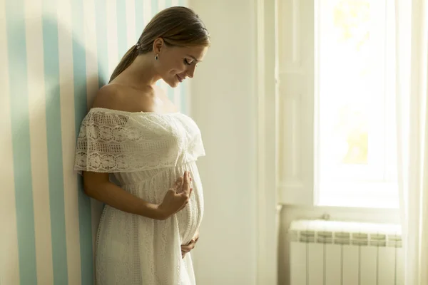 Jolie Jeune Femme Enceinte Debout Près Mur Dans Chambre — Photo