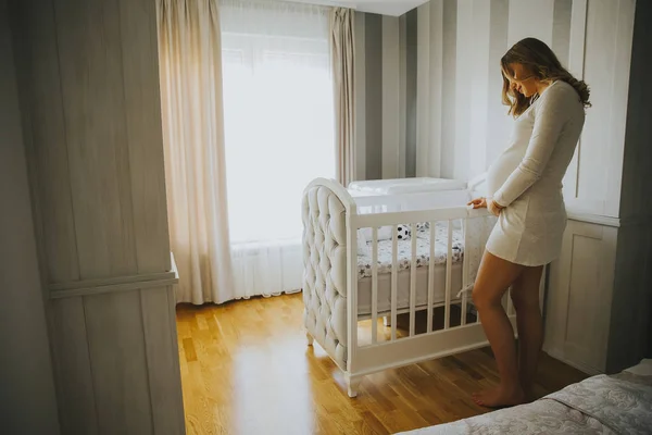 Wiew Para Mulher Grávida Configurar Berço Bebê Sorrindo — Fotografia de Stock