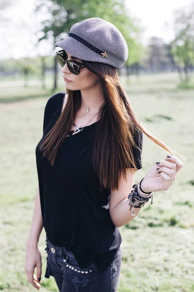 Elegante Giovane Donna Nel Parco Una Giornata Estiva — Foto Stock