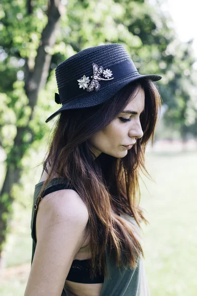 Élégante Jeune Femme Dans Parc Jour Été — Photo