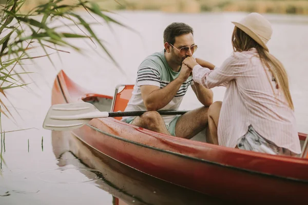 Liebender Mann Küsst Seiner Frau Boot Auf Dem See Einem — Stockfoto