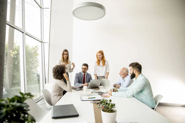 Les Hommes Affaires Dans Salle Conférence Travaillant Équipe — Photo