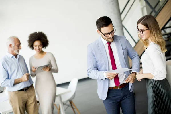 Retrato Gente Negocios Multirracial Pie Trabajando Oficina — Foto de Stock