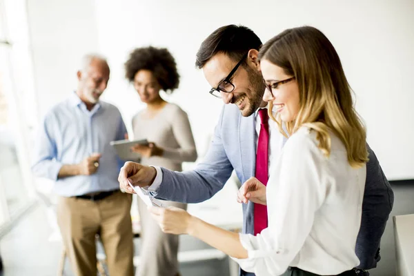 Retrato Gente Negocios Multirracial Pie Trabajando Oficina — Foto de Stock