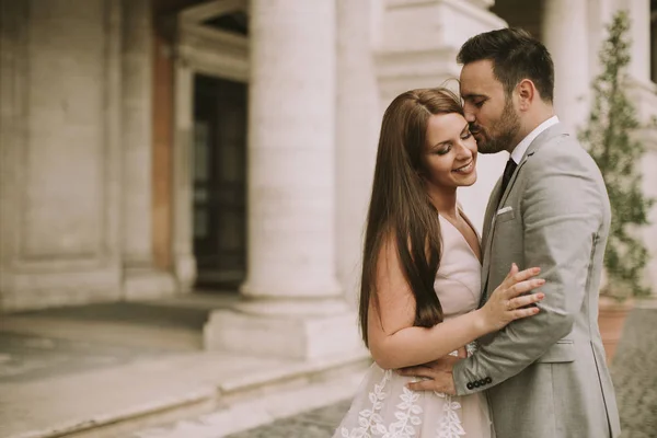 Jovem Casal Recém Casado Atraente Posando Roma Com Arquitetura Bonita — Fotografia de Stock