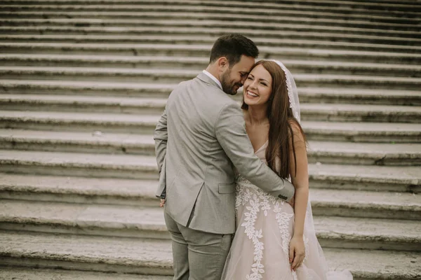 Jeune Couple Mariage Debout Sur Les Escaliers Espagnols Rome Italie — Photo