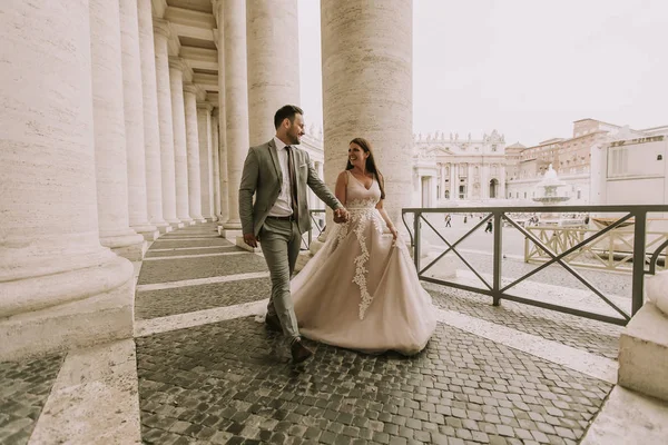 Hezká Mladá Nevěsta Svatebních Šatech Vatican Kolonáda — Stock fotografie