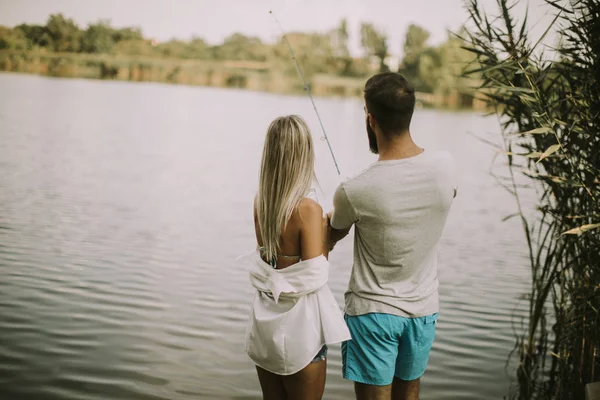 Schönes Junges Paar Angelt Zusammen Einem See Einem Sommertag — Stockfoto
