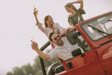 Mutlu arkadaşlar eğlenmeye Cabrio araba tatil nehir kenarında