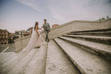 Roma, İtalya İspanyol Merdivenleri üzerinde duran genç düğün çifti