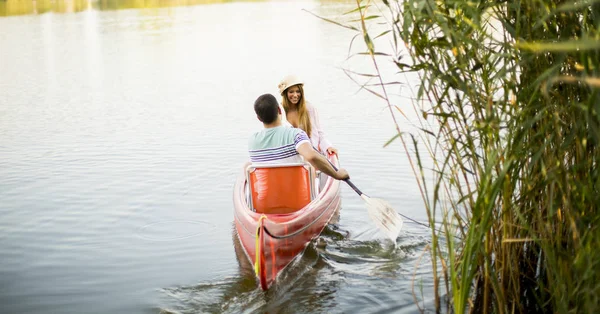 Älskande Par Rodd Sjön Vid Sommardag — Stockfoto