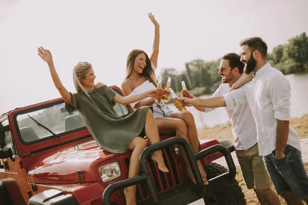 Jóvenes Divirtiéndose Por Cabriiolet Coche Río — Foto de Stock