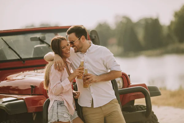 Junge Frau Und Mann Amüsieren Sich Sommertagen Freien Neben Auto — Stockfoto