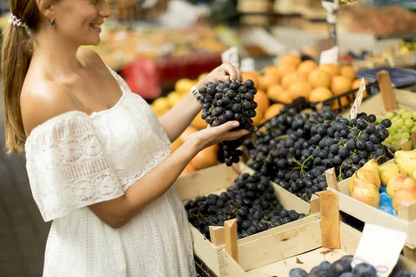 Bella Giovane Donna Che Compra Frutta Fresca Sul Mercato — Foto Stock