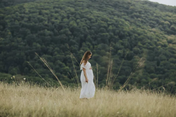 Giovane Donna Incinta Rilassante All Aperto Nella Natura Durante Giornata — Foto Stock