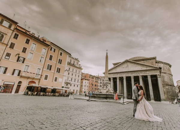 Όμορφη Νεαρή Γαμήλιο Ζεύγος Πάνθεον Στη Ρώμη Ιταλία — Φωτογραφία Αρχείου
