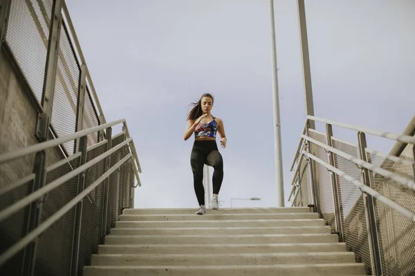 Mujer Joven Corriendo Sola Por Las Escaleras Aire Libre — Foto de Stock