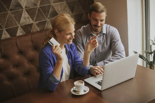 Pareja Joven Sentada Junto Mesa Con Portátil Restaurante Haciendo Compras — Foto de Stock