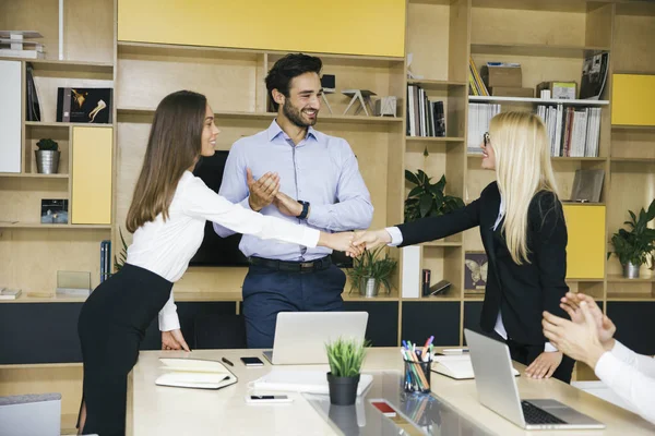 Gruppe Junger Geschäftsleute Die Büro Arbeiten — Stockfoto