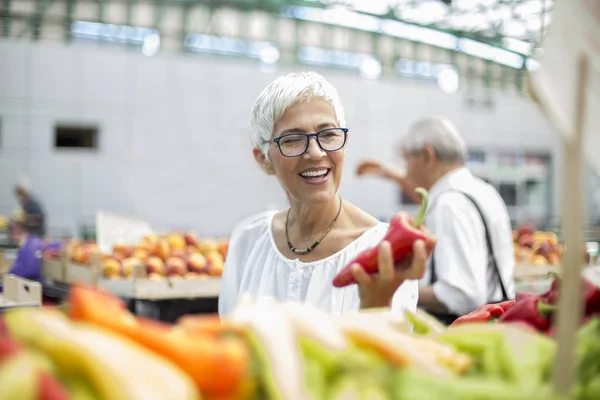 Porträtt Snygg Senior Kvinna Bär Glasögon Köper Peppar Marknaden — Stockfoto