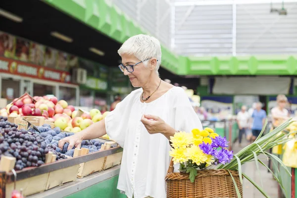 Porträtt Senior Kvinna Att Köpa Frukt Marknaden — Stockfoto