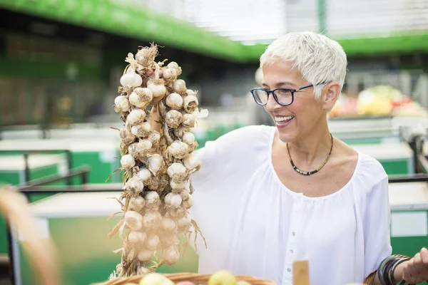 Ritratto Donna Anziana Che Acquista Molto Aglio Sul Mercato — Foto Stock