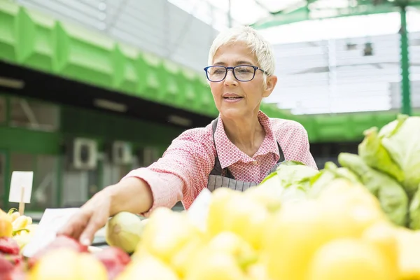 Porträtt Senior Kvinna Säljer Ekologiska Grönsaker Marknaden — Stockfoto
