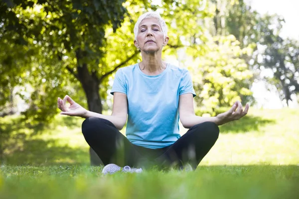 Senior Vrouw Yoga Lotus Poseren Het Park — Stockfoto