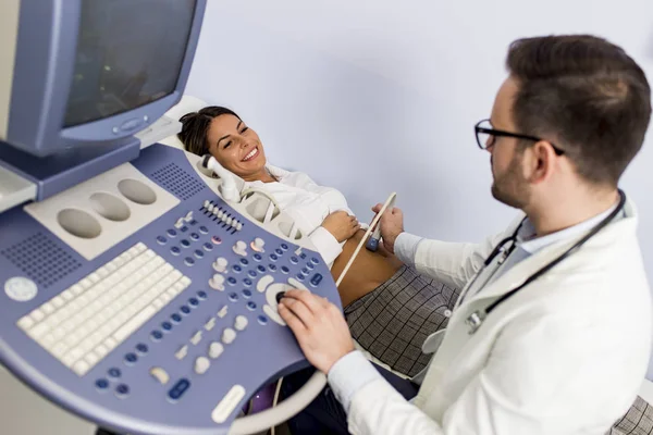 Läkare Gör Medicinsk Undersökning Patient Med Ultra Ljud Scanner Maskin — Stockfoto