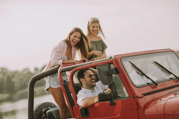 Amigos Felizes Divertindo Carro Conversível Férias Pelo Rio — Fotografia de Stock