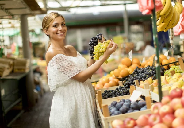 Ganska Ung Kvinna Att Köpa Färsk Frukt Marknaden — Stockfoto